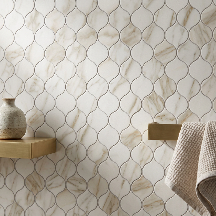 Marvel Royal Calacatta Drop Mosaic 272x297mm sheet White Body Wall Tile — surface detail