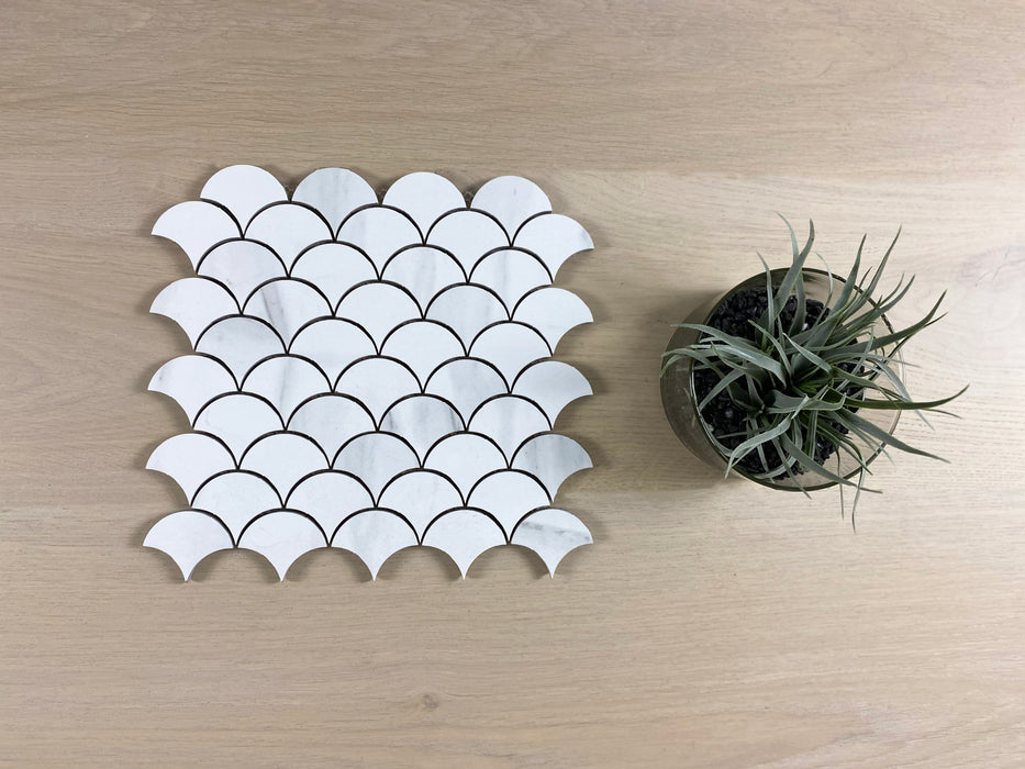 Estilo Calacatta-look 278x270mm (sheet size) Fish Scale Mosaic Wall Tile (box containing 11 sheets)